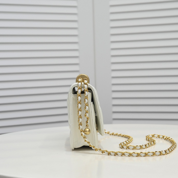 シャネルバッグ背面デザイン